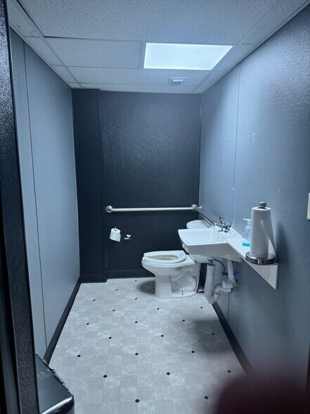 More Photos Of 902 W Panola St, Carthage Freestanding For Lease