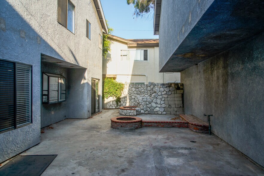 More Photos Of 2506 E 6th St, Long Beach Multifamily For Sale