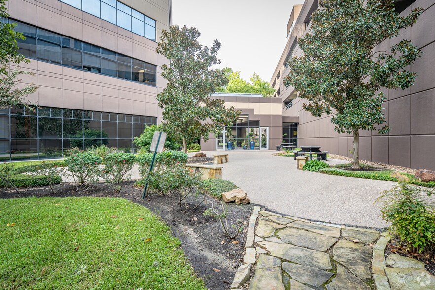 More Photos Of 7515 S Main St, Houston Medical For Lease