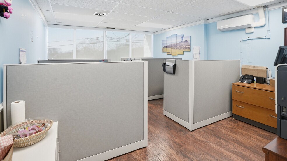 More Photos Of 18 Unqua Rd, Massapequa Loft Creative Space For Sale