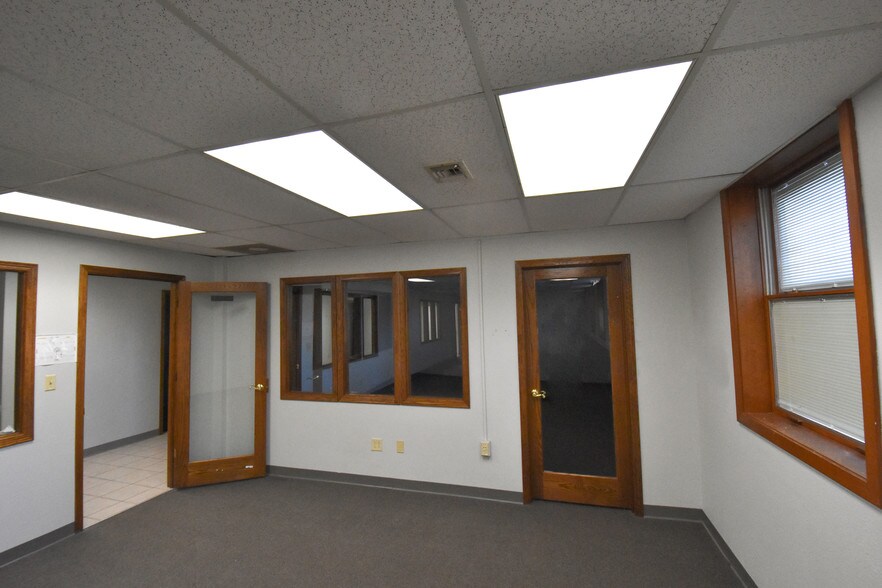 More Photos Of 544 Niedringhaus Ave, Granite City Office For Lease
