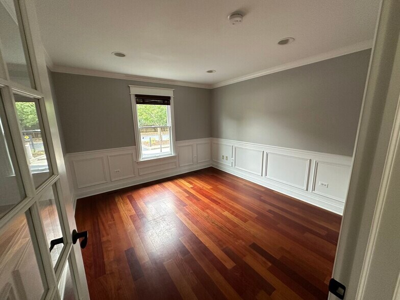 More Photos Of 501 W Main St, West Dundee Storefront Retail Office For Lease