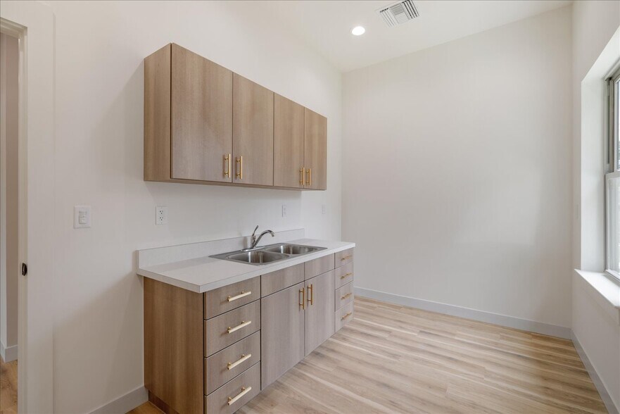 More Photos Of 2458 Mahan Dr, Tallahassee Medical For Lease