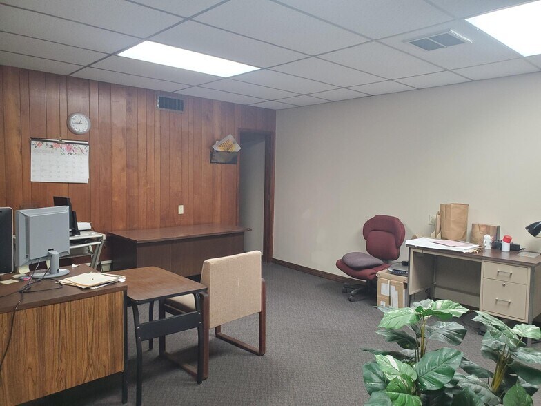 More Photos Of 124 E Jackson St, Hugo Office For Sale