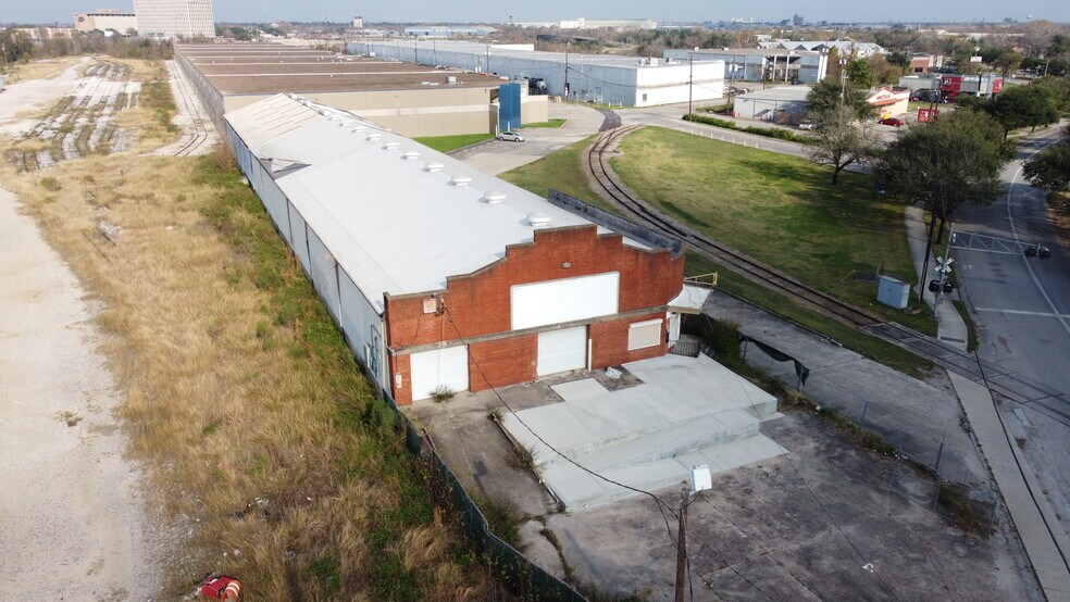 More Photos Of 3229 Navigation Blvd, Houston Warehouse For Sale