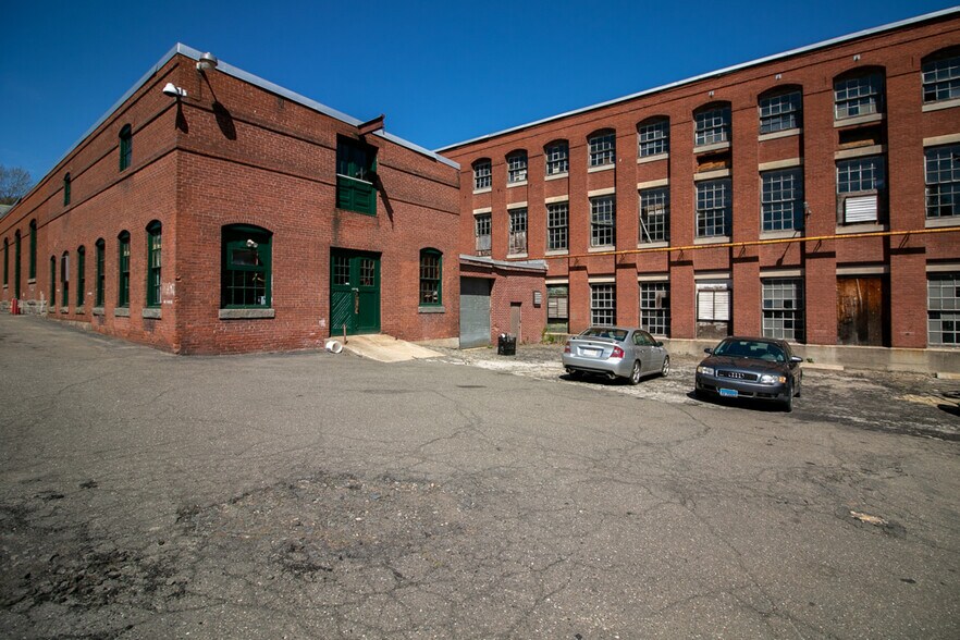 More Photos Of 288 Main St, Monson Warehouse For Lease