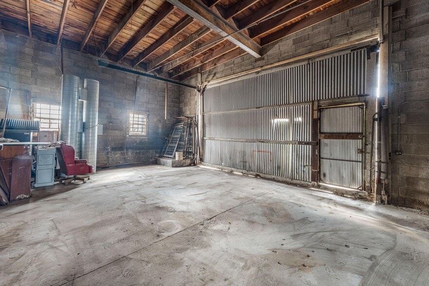 More Photos Of 104 E College St, Stephenville General Retail For Sale