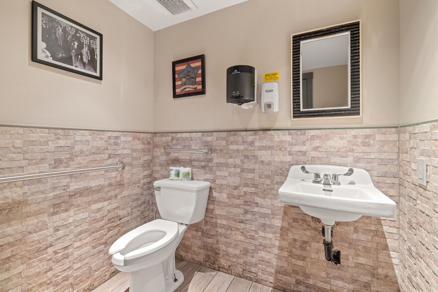 More Photos Of 192 Main St, Nanuet Freestanding For Sale