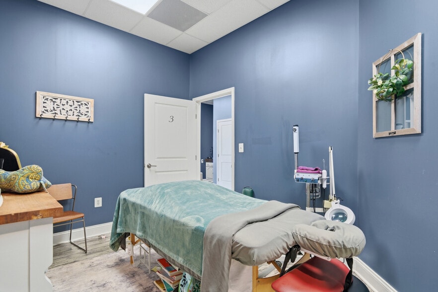 More Photos Of 5472-5486 Southern Maryland Blvd, Lothian Storefront For Sale