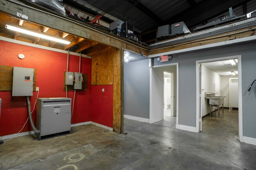 More Photos Of 910 Brenda St, Houston Warehouse For Sale