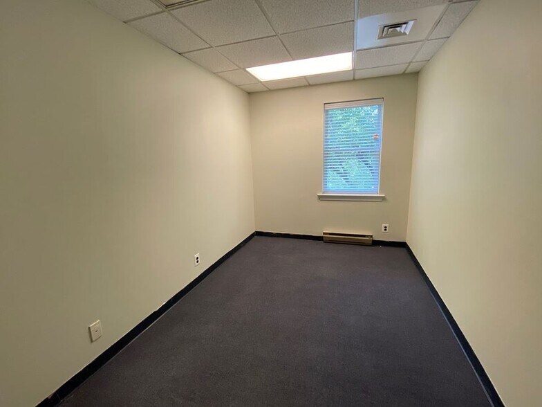 More Photos Of 107 Chesley Dr, Media Office For Sale