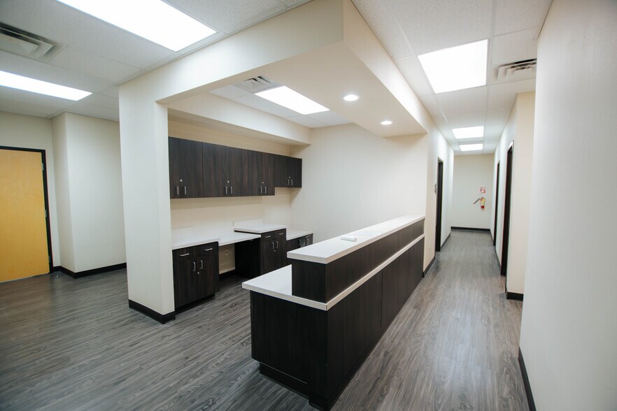 More Photos Of 9870 N Gateway Blvd, El Paso Office For Lease
