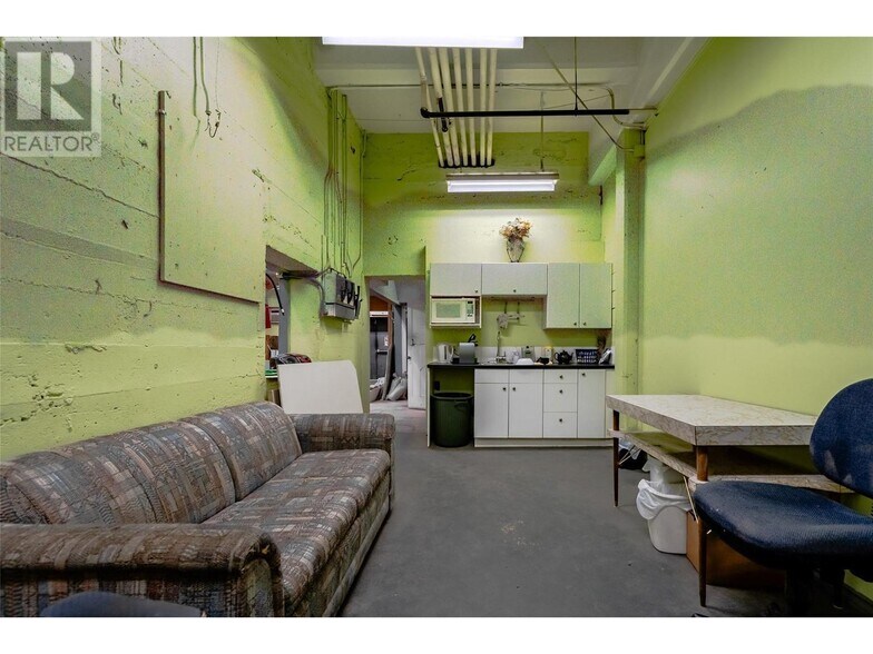 More Photos Of 1163 Cedar Av, Trail Storefront Retail Office For Sale