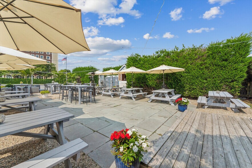 More Photos Of 63 S Euclid Ave, Montauk Restaurant For Sale