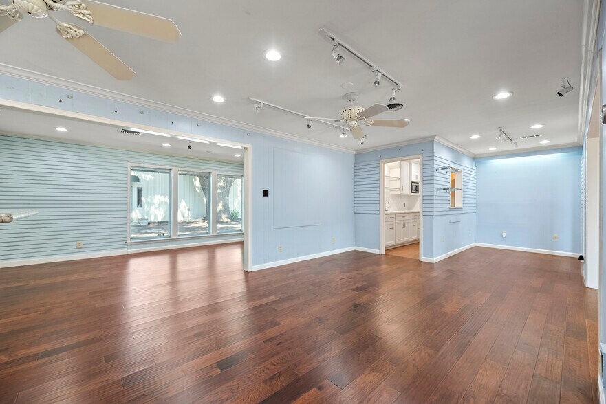 More Photos Of 1001 Avenue B, Katy Storefront Retail Office For Lease