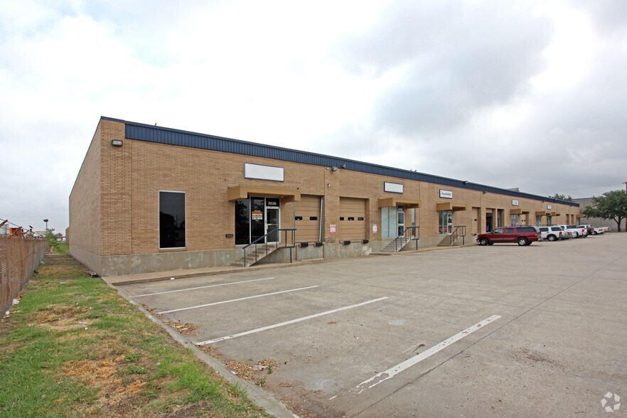 More Photos Of 3511-3539 Irving Blvd, Dallas Light Distribution For Lease