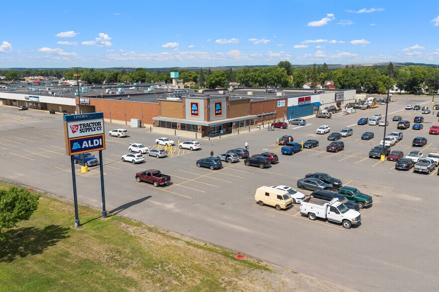 More Photos Of 1414 S 12th Ave, Virginia General Retail For Sale