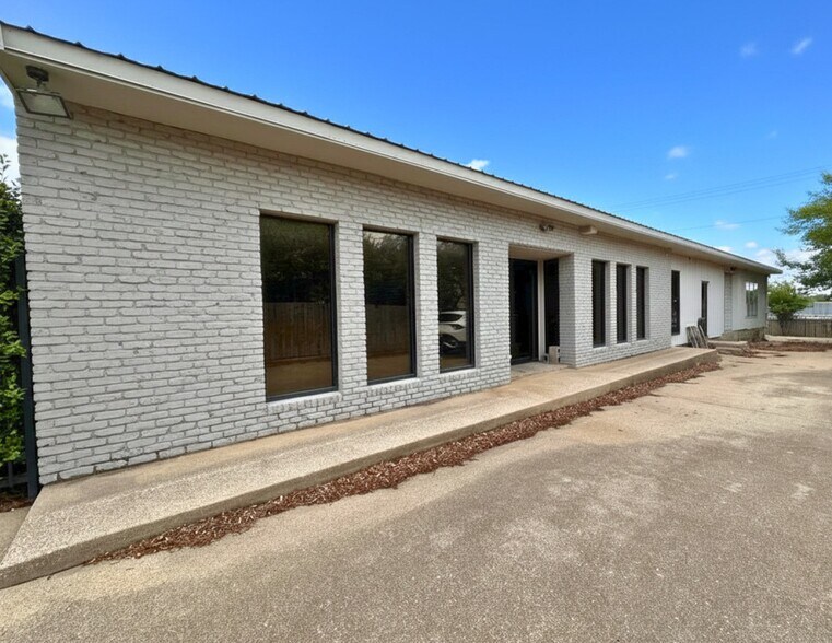 More Photos Of 3013 Joyce Dr, Fort Worth Showroom For Sale