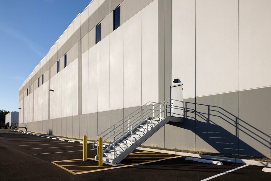 More Photos Of 110 Belmont Dr, Somerset Warehouse For Lease