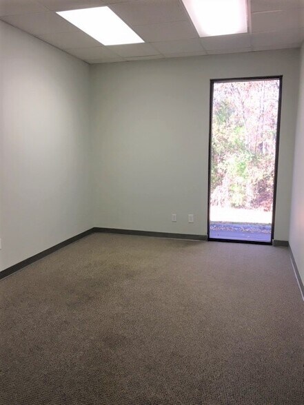 More Photos Of 509 Mineral Trace, Birmingham Light Distribution For Lease