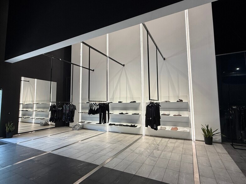 More Photos Of 1495 N Park Dr, Weston Showroom For Lease