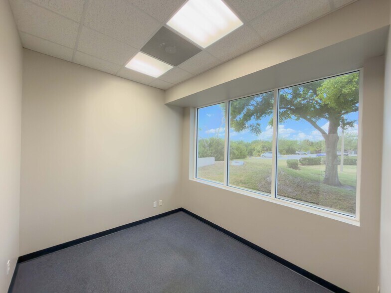 More Photos Of 6950 112th Cir, Largo Warehouse For Lease