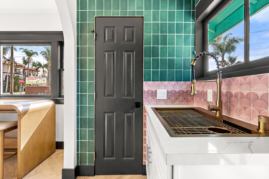 More Photos Of 1204 N Ross St, Santa Ana Office For Sale