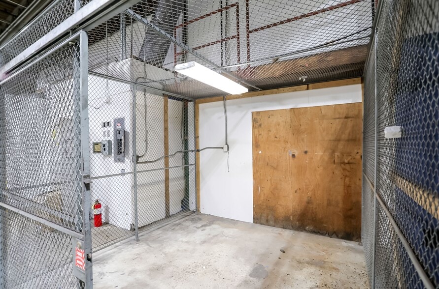 More Photos Of 2334 Production Dr, Indianapolis Warehouse For Lease