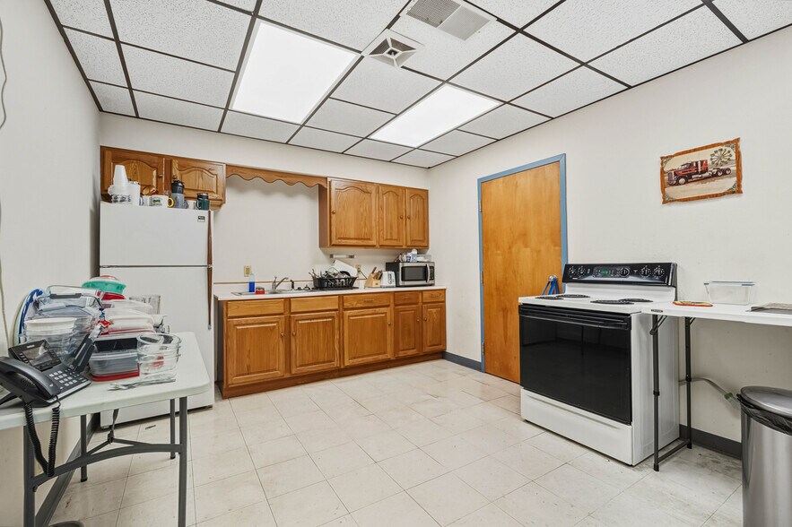 More Photos Of 604 Industrial Park Dr, Eldon Office For Sale