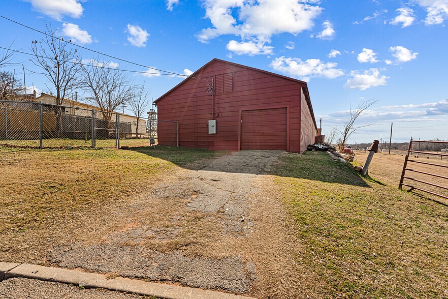 More Photos Of 410 W Harrison Ave, Guthrie Freestanding For Sale