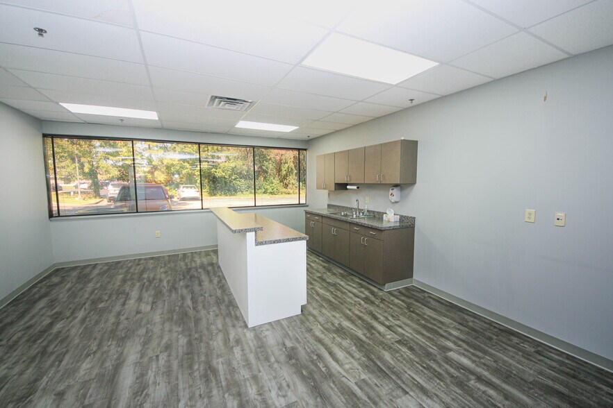 More Photos Of 825 Northgate Blvd, New Albany Office For Lease