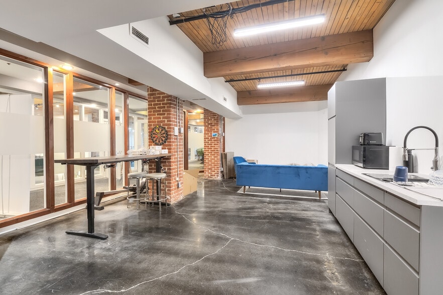 More Photos Of 387 Rue Saint-Paul O, Montréal Loft Creative Space For Sale