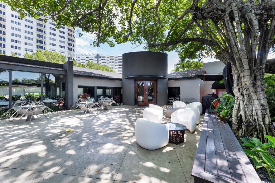 More Photos Of 2400 E Las Olas Blvd, Fort Lauderdale Storefront For Sale