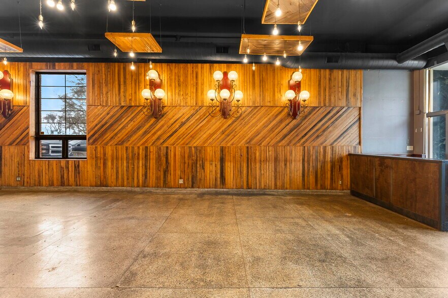 More Photos Of 408 W Walnut St, Springfield Storefront Retail Residential For Lease