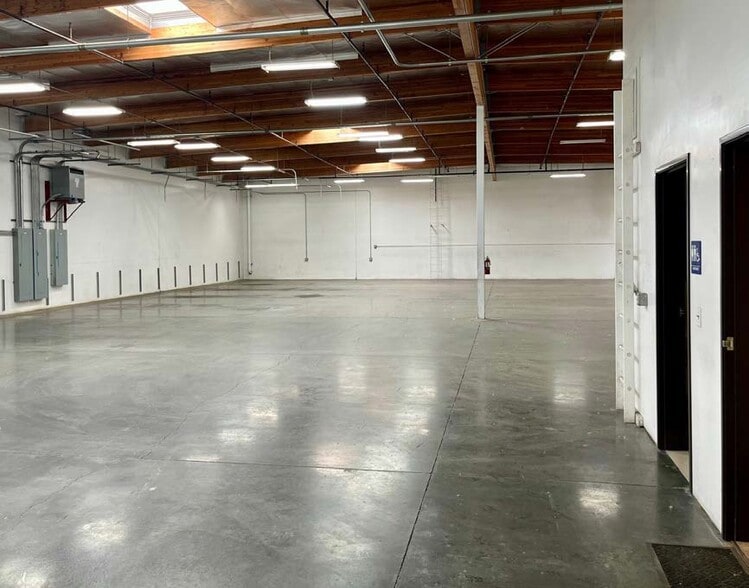 More Photos Of 694 W Parkridge Ave, Norco Warehouse For Sale
