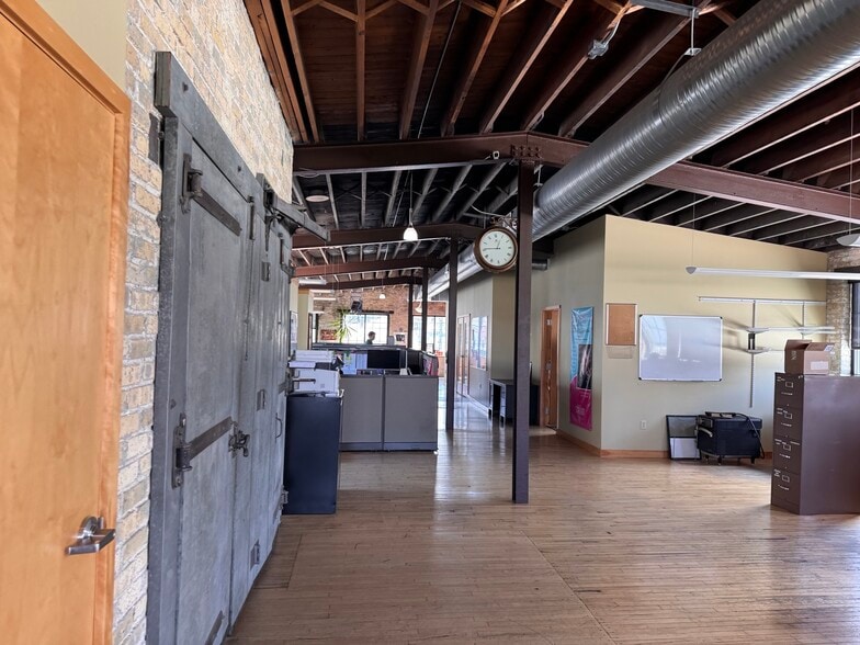 More Photos Of 3618 W Pierce St, Milwaukee Storefront Retail Office For Lease
