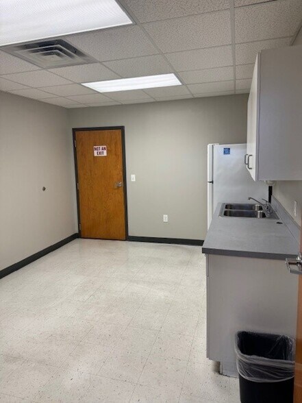 More Photos Of 404 Chicago Dr, Fayetteville Flex For Lease