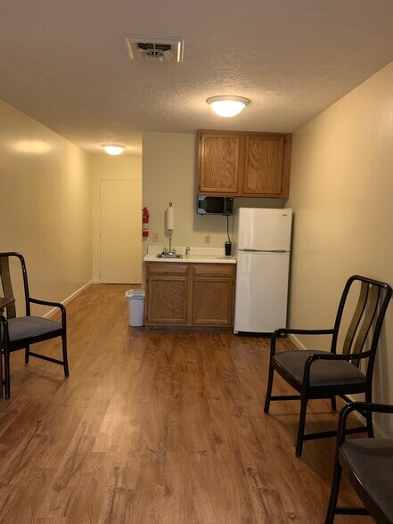 More Photos Of 817 Kilbourne St, Bellevue Medical For Lease