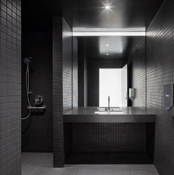 More Photos Of 2432 E 8th St, Los Angeles Showroom For Lease