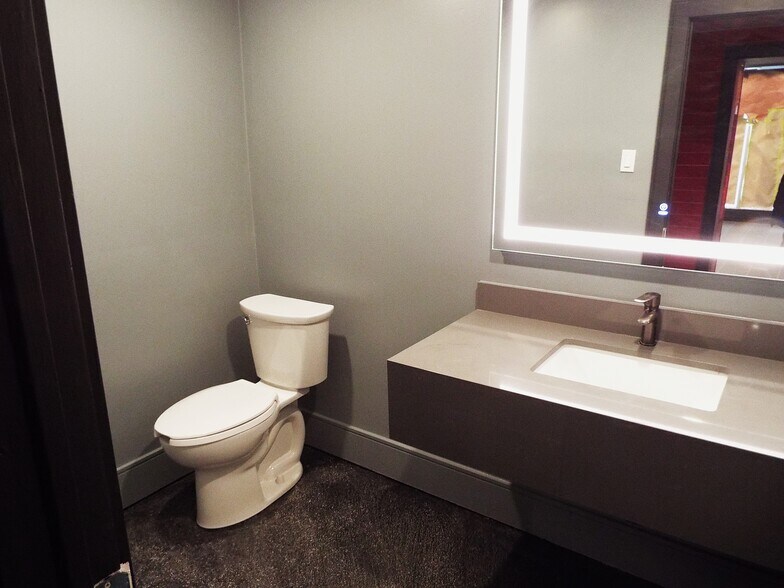 More Photos Of 944A Simcoe St N, Oshawa Freestanding For Lease