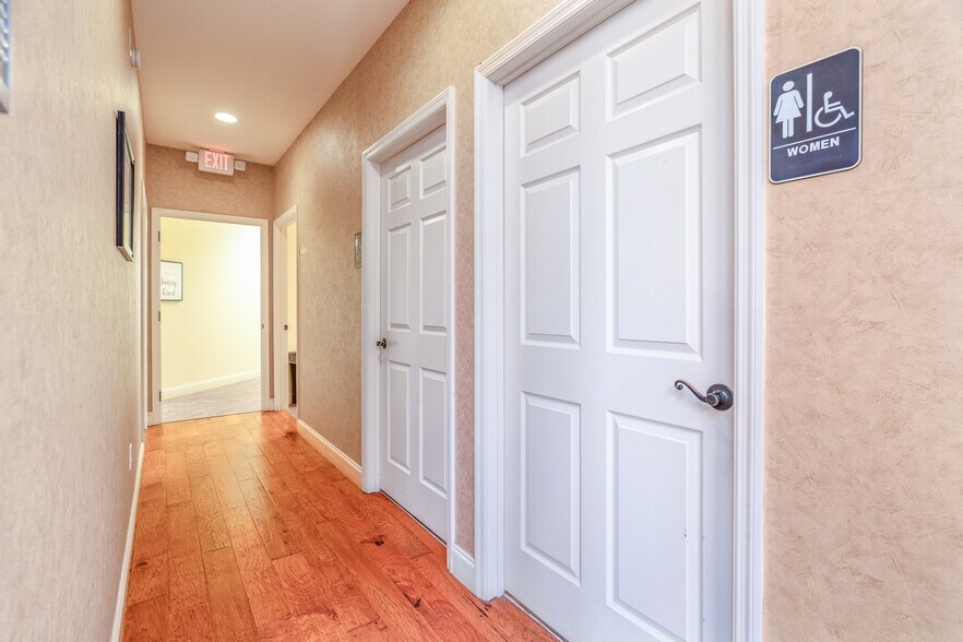 More Photos Of 130 Willowcreek Blvd, Sweetwater Medical For Sale