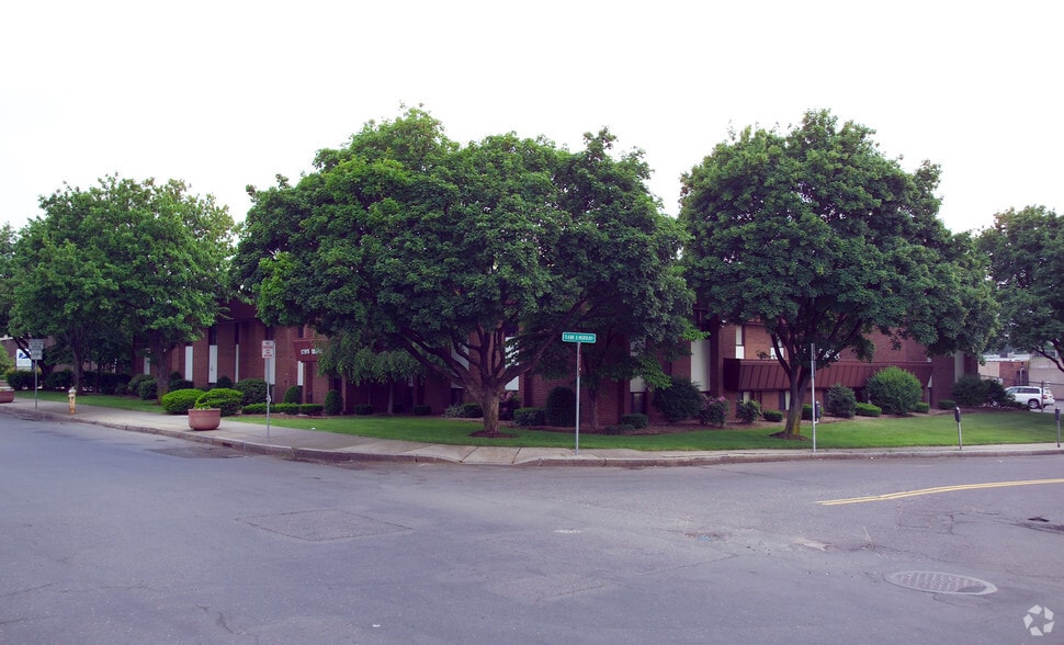 More Photos Of 1795 Main St, Springfield Medical For Sale