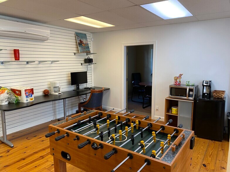 More Photos Of 7 Main St, North Kingstown Storefront Retail Office For Lease
