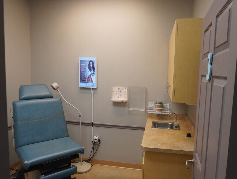 More Photos Of 10422 US Highway 301 S, Riverview Medical For Lease