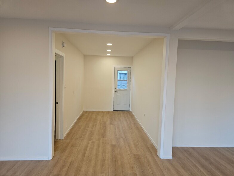 More Photos Of 1129 E Broadway, Glendale Freestanding For Lease