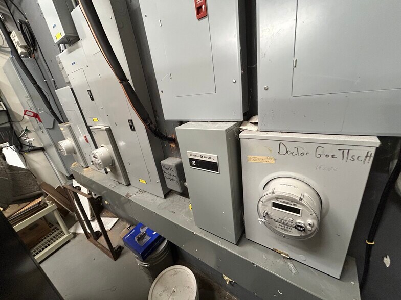 More Photos Of 170 Intrepid Ln, Syracuse Medical For Sale