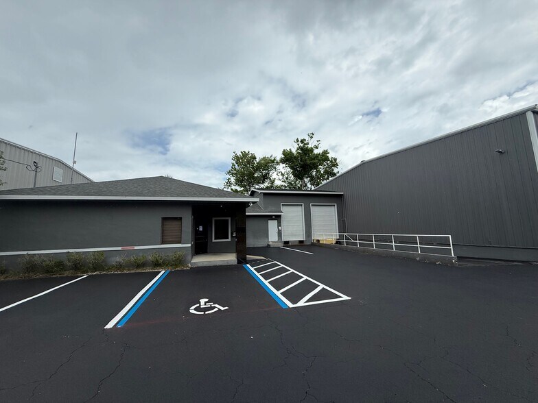 More Photos Of 711 Commercial Dr, Daytona Beach Manufacturing For Lease