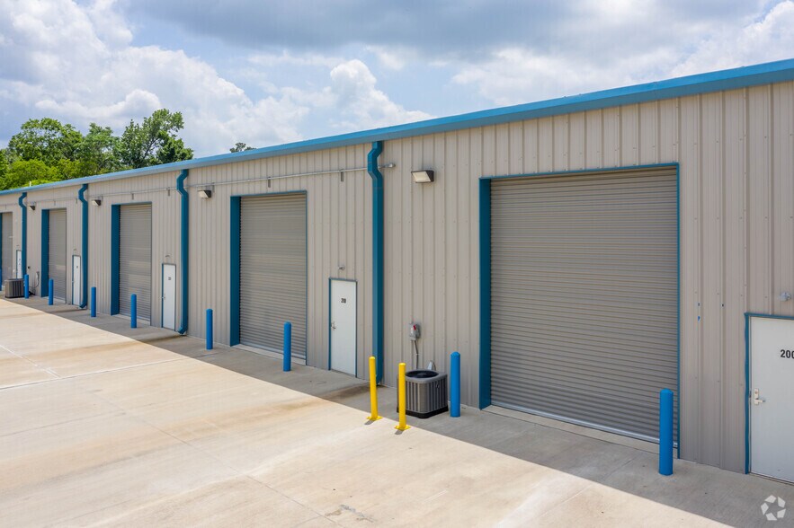 More Photos Of 27905 Commercial Park Rd, Tomball Warehouse For Lease