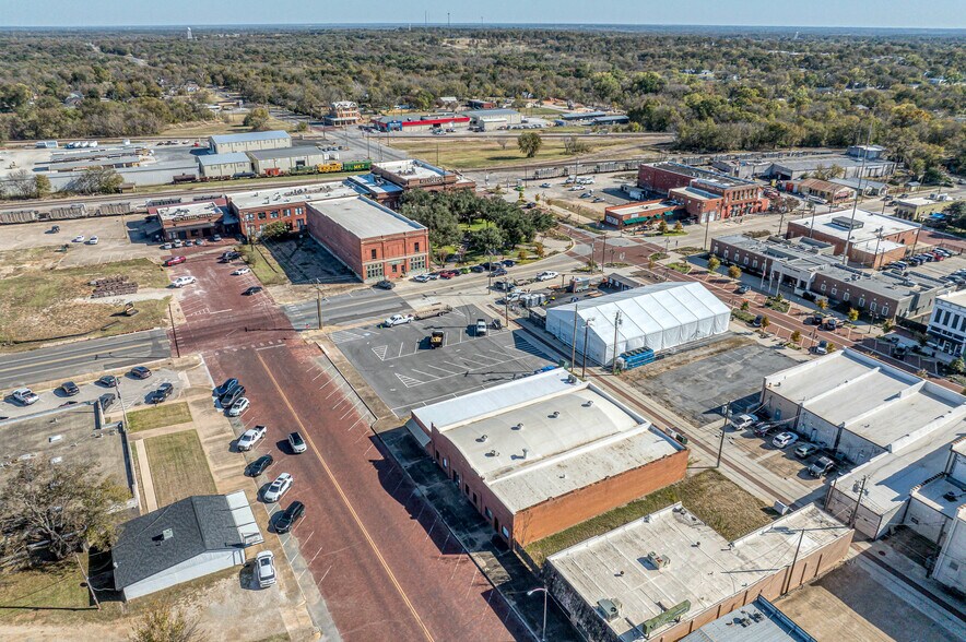 More Photos Of 116 W Woodard St, Denison Flex For Sale