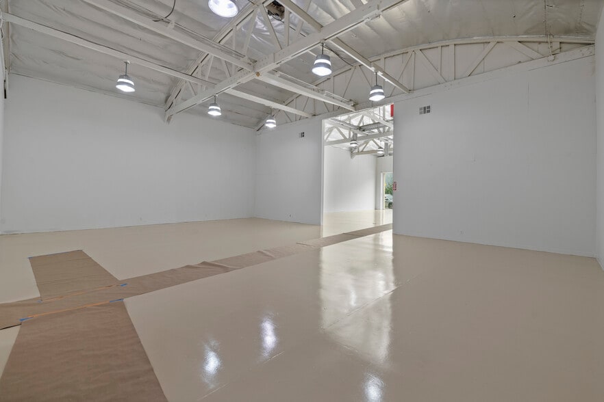 More Photos Of 11807 Santa Monica Blvd, Los Angeles Storefront For Lease